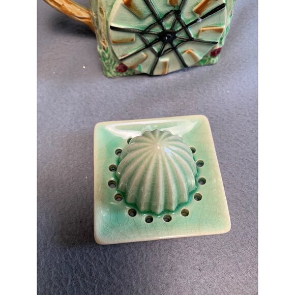 Vintage Cottage-Themed Ceramic Citrus Reamer with Lid & Handle - Picture 8 of 15